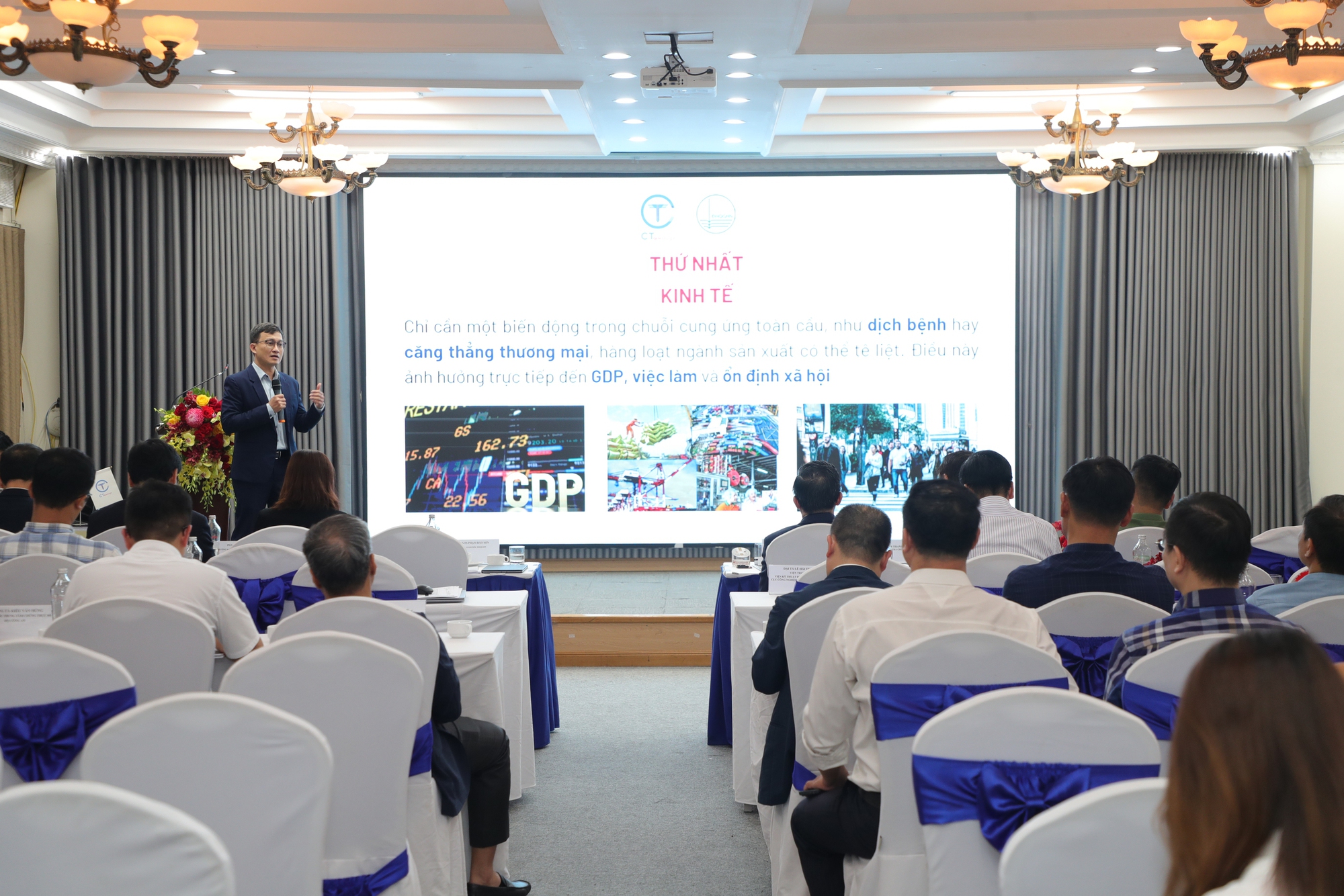 Phó Giáo sư, Tiến sĩ Thái Truyển Đại Chấn phát biểu tại Hội thảo. Phó Giáo sư Thái Truyển Đại Chấn phát biểu