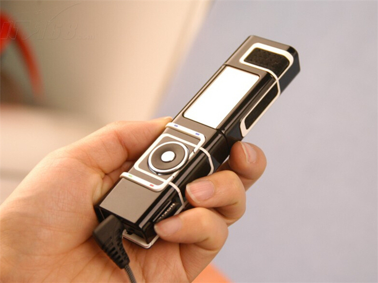 Điện thoại Nokia 7280 có thiết kế độc đáo