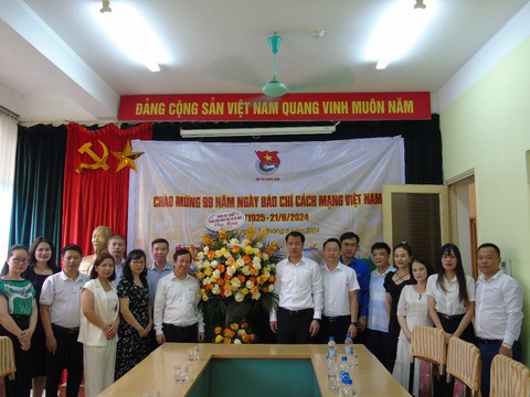 Lãnh đạo Trung ương Đoàn tặng hoa cho Tạp chí Thanh niên