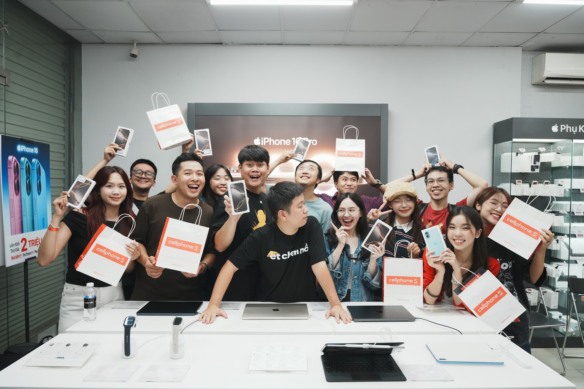 Đặt trước iPhone 17 series và iPhone Air chính hãng, ưu đãi đến 7 triệu- Ảnh 2. Khách hàng trải nghiệm sản phẩm tại cửa hàng