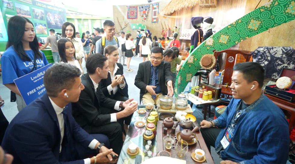 Khách tham quan sử dụng LocaTalk AI để giao lưu tại các gian hàng triển lãm