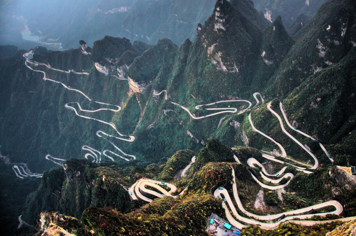 Đại lộ Thông Thiên: Cung đường lái xe 'điên rồ' nhất trên Trái Đất- Ảnh 1. Đường lên Thiên Đường uốn lượn lên Thiên Môn Sơn với 99 khúc cua gấp.