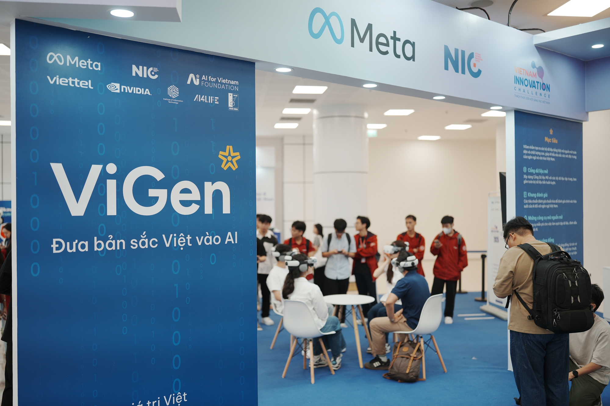 Bạn trẻ trải nghiệm kính VR