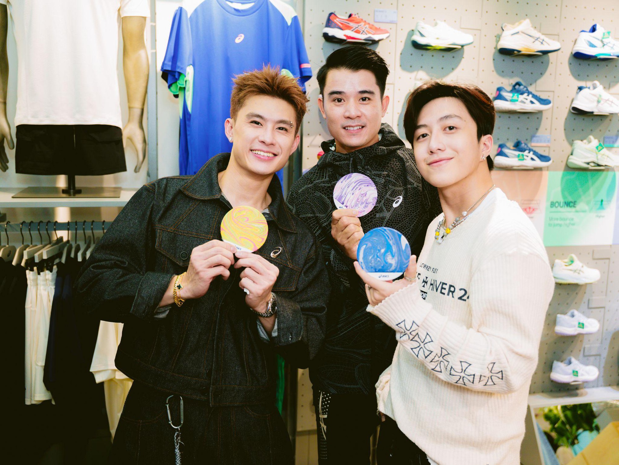 Góc sáng tạo DIY – Lót ly nghệ thuật mang dấu ấn cá nhân Hoạt động nhuộm thủy ấn lót ly tại sự kiện