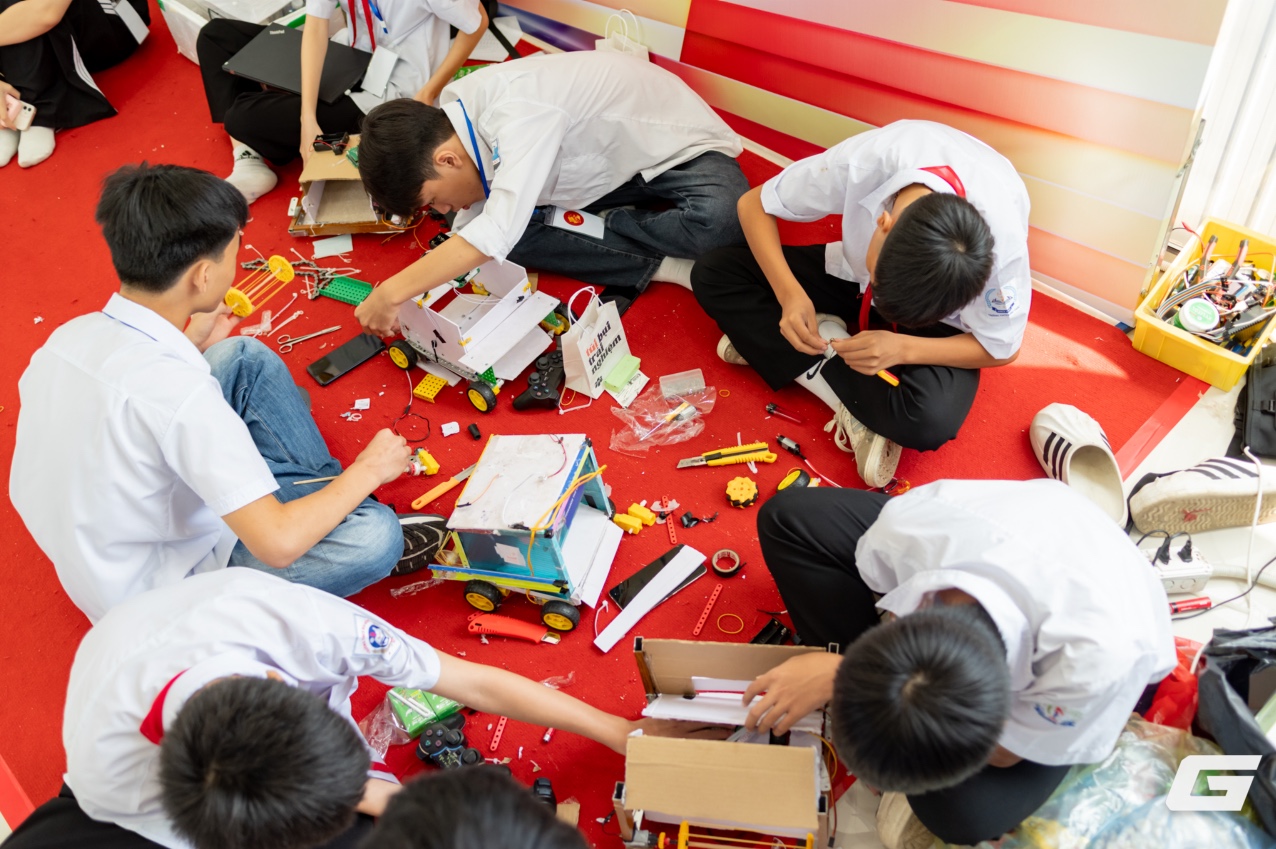 Học sinh, sinh viên tương tác với công nghệ AI, lượng tử, mô phỏng 