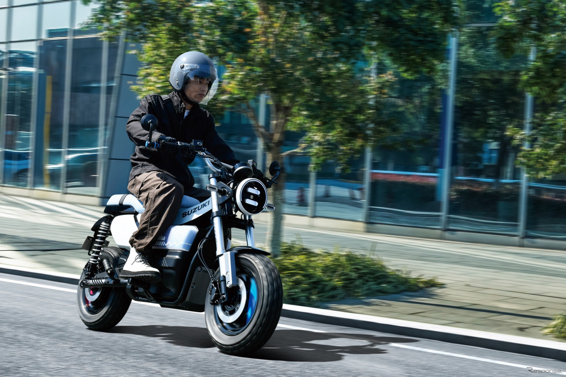 Mẫu xe máy điện e-VanVan với thiết kế cổ điển tái hiện