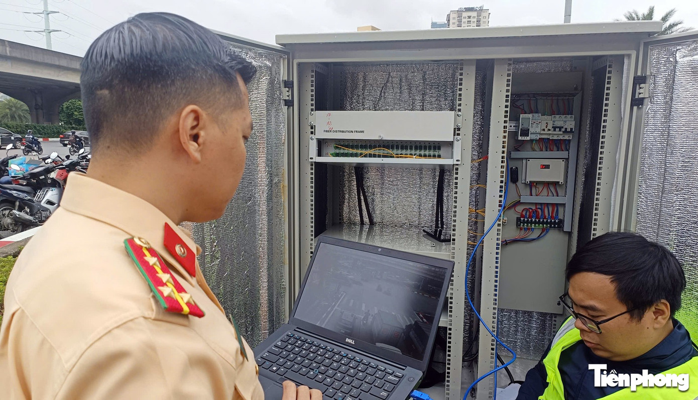 Cán bộ CSGT Hà Nội kiểm tra hình ảnh từ hệ thống camera AI Cán bộ CSGT thao tác trên màn hình quan sát camera AI