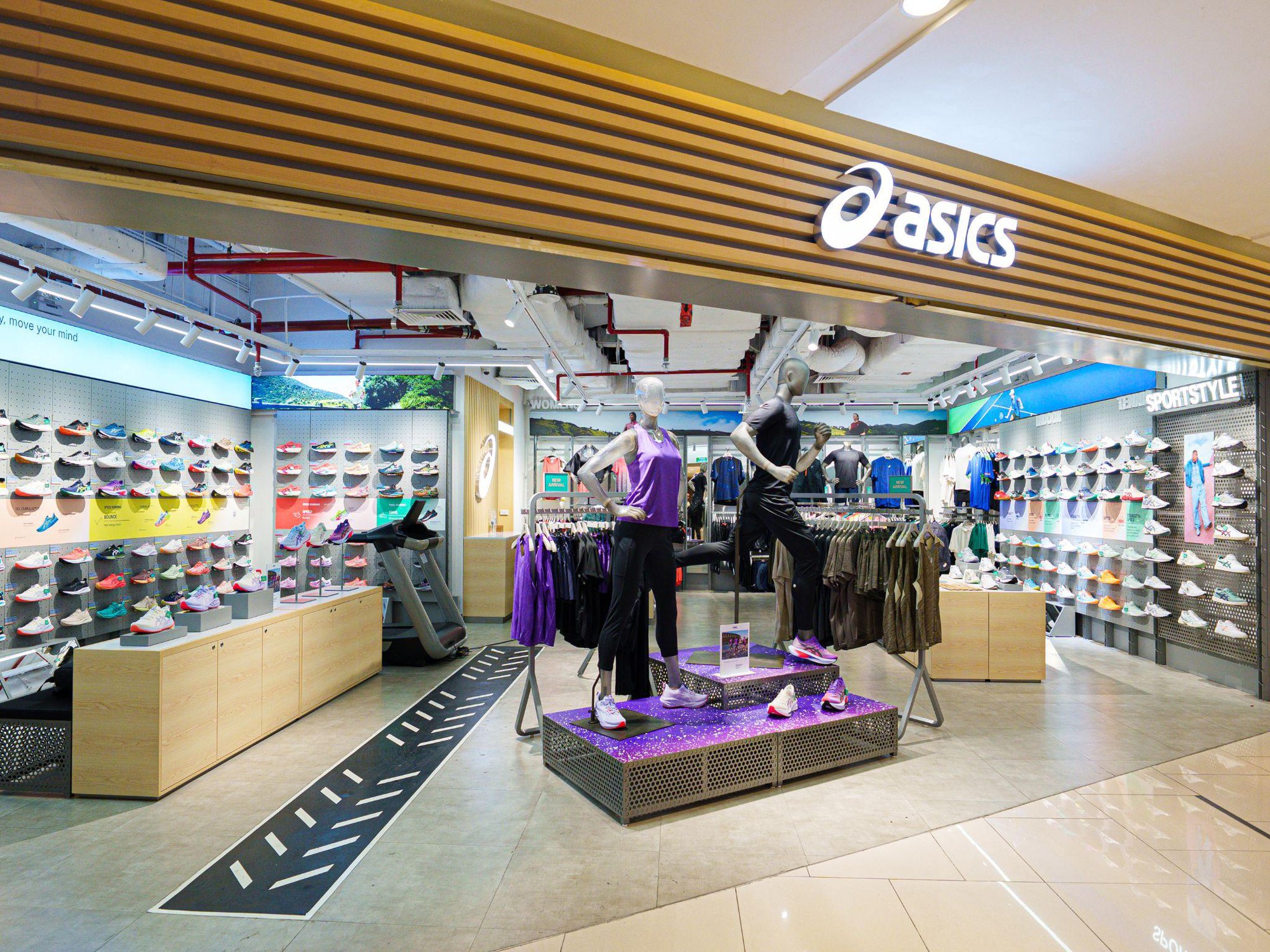 Khu trải nghiệm giày SONICBLAST™ tại sự kiện Khách tham quan trải nghiệm trên máy chạy bộ