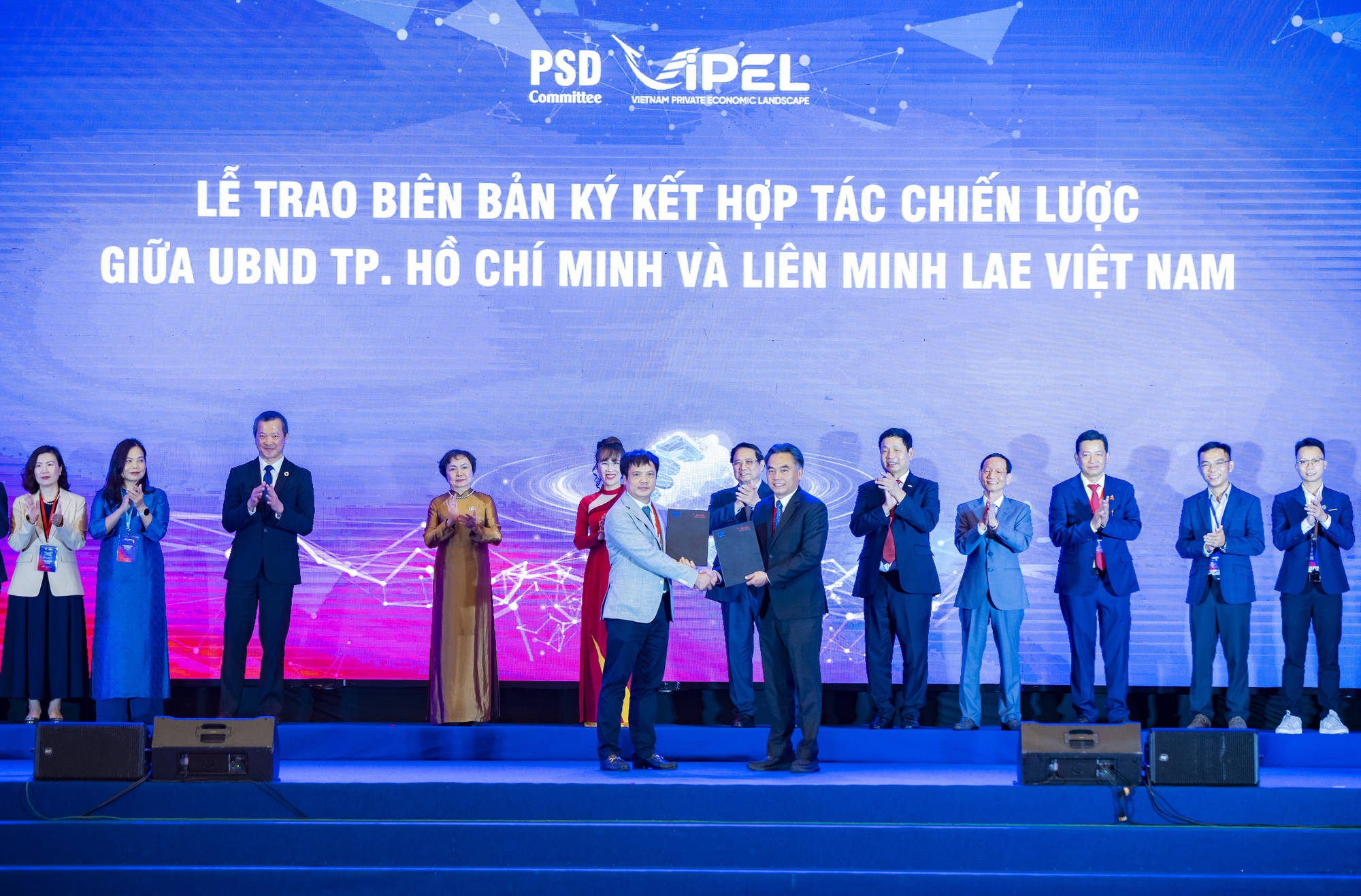 FPT kêu gọi doanh nghiệp cùng Nhà nước “kiến quốc thời mới” bằng công nghệ và hợp tác- Ảnh 3. Ông Nguyễn Văn Khoa - Tổng giám đốc Tập đoàn FPT và đại diện UBND TP.HCM trao biên bản hợp tác
