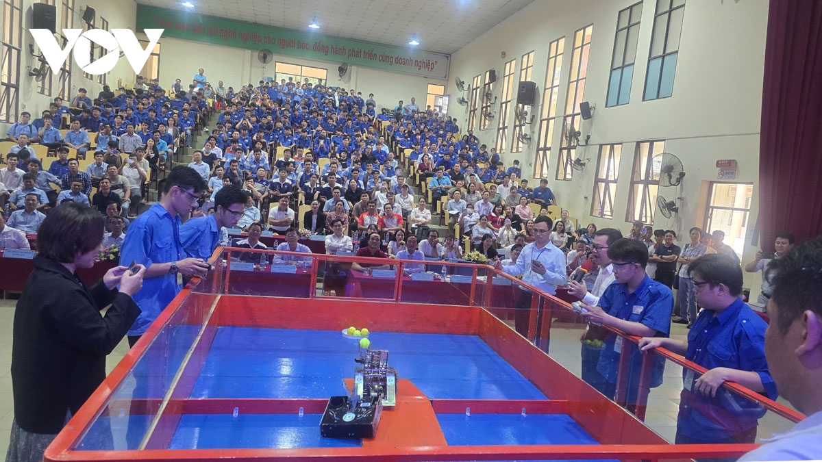 Rất nhiều sinh viên các trường hào hứng tham gia giải đấu Sinh viên tham gia thi đấu robot