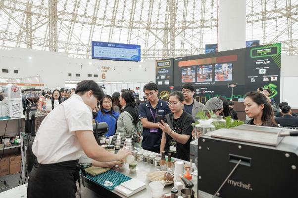 Khách quan chăm chú theo dõi một barista pha chế đồ uống tại Cafe Show Việt Nam