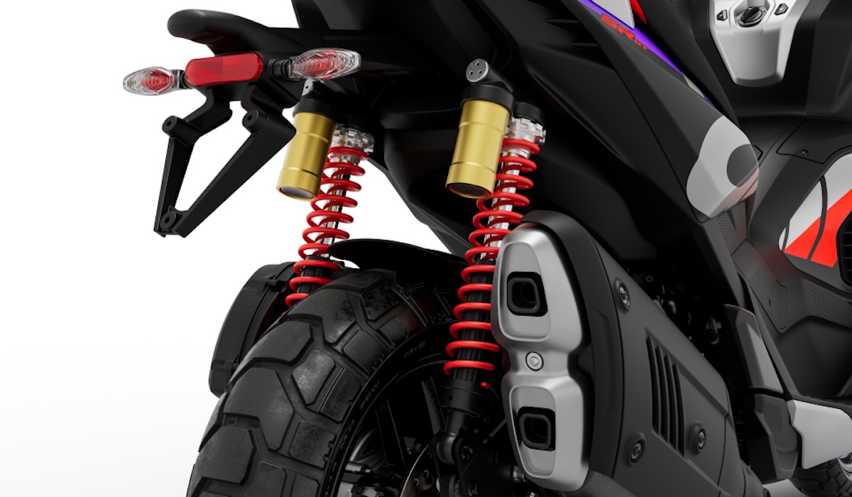 Thể hiện sự khác biệt giữa hai mẫu xe tay ga phân khối lớn