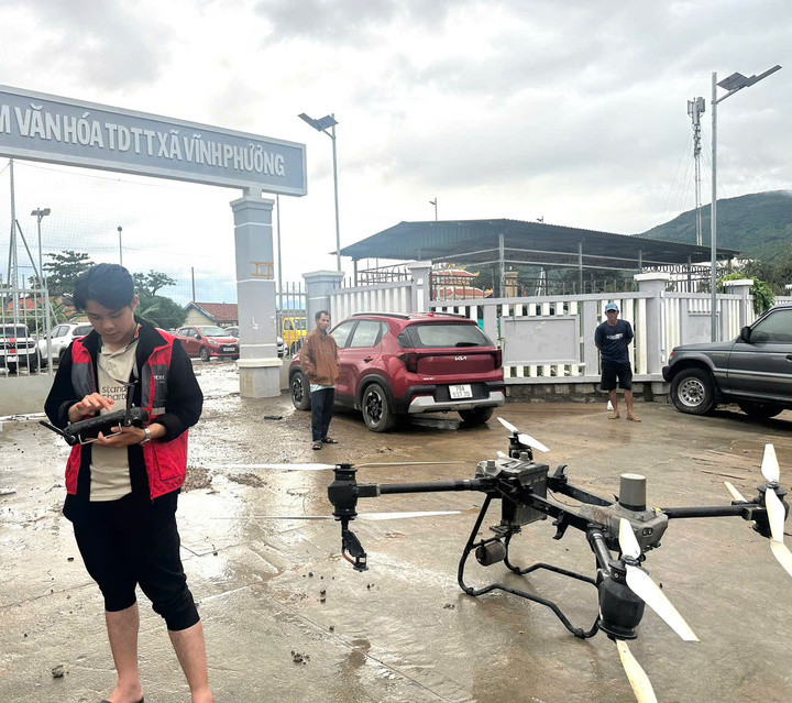 Drone thực hiện chuyến bay cứu trợ tại vùng lũ Khánh Hòa Drone vận chuyển hàng cứu trợ trên vùng lũ