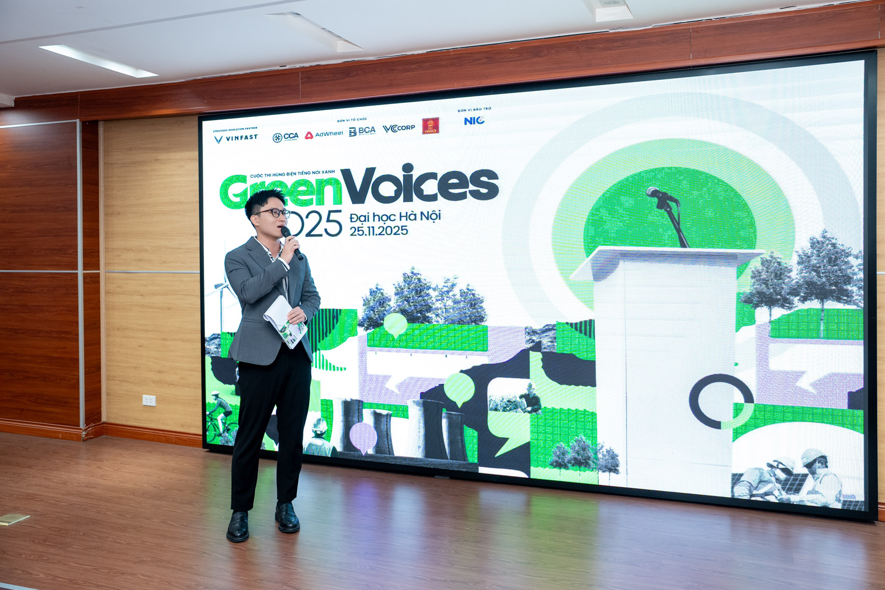 Thí sinh thuyết trình tại Green Voices Các đội thi đang trình bày quan điểm