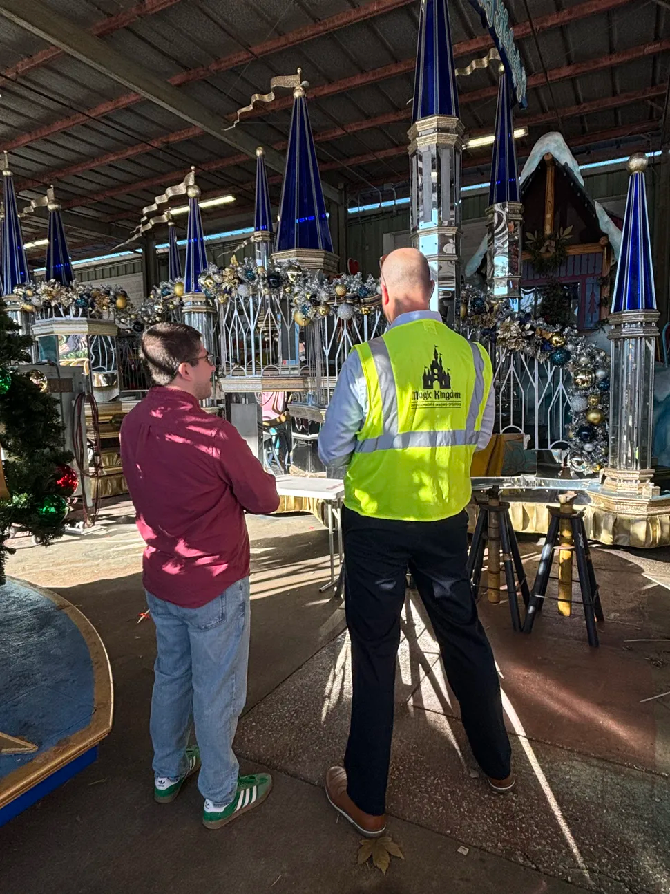 So sánh giữa xe diễu hành cổ điển và hiện đại Hai mẫu xe diễu hành khác biệt theo thời gian