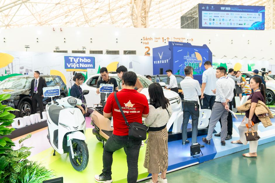 Gian hàng nổi bật với diện tích lớn, phong cách trưng bày hiện đại và dải sản phẩm xe điện phong phú.