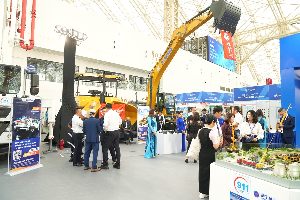 Khu trưng bày đồ sộ và chuyên nghiệp, gồm cả sa bàn mô hình.