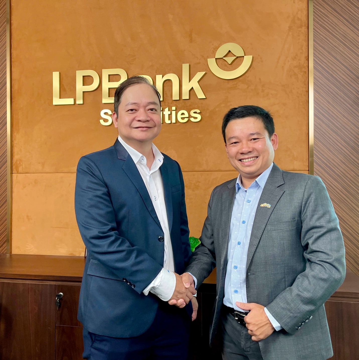 LPBS cùng eCloudvalley kiến tạo hệ sinh thái số hỗ trợ nhà đầu tư trên dịch vụ AWS- Ảnh 3. Ông Lê Nguyên Dũng bắt tay cùng Ông Hoàng Công Nguyên Vũ, khẳng định sự hợp tác chiến lược