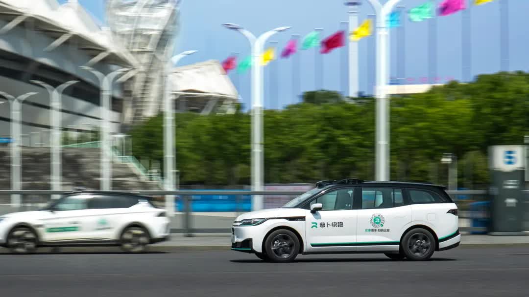 Taxi robot dừng hoạt động tạm thời sau vụ tai nạn Dừng dịch vụ taxi robot sau va chạm nghiêm trọng