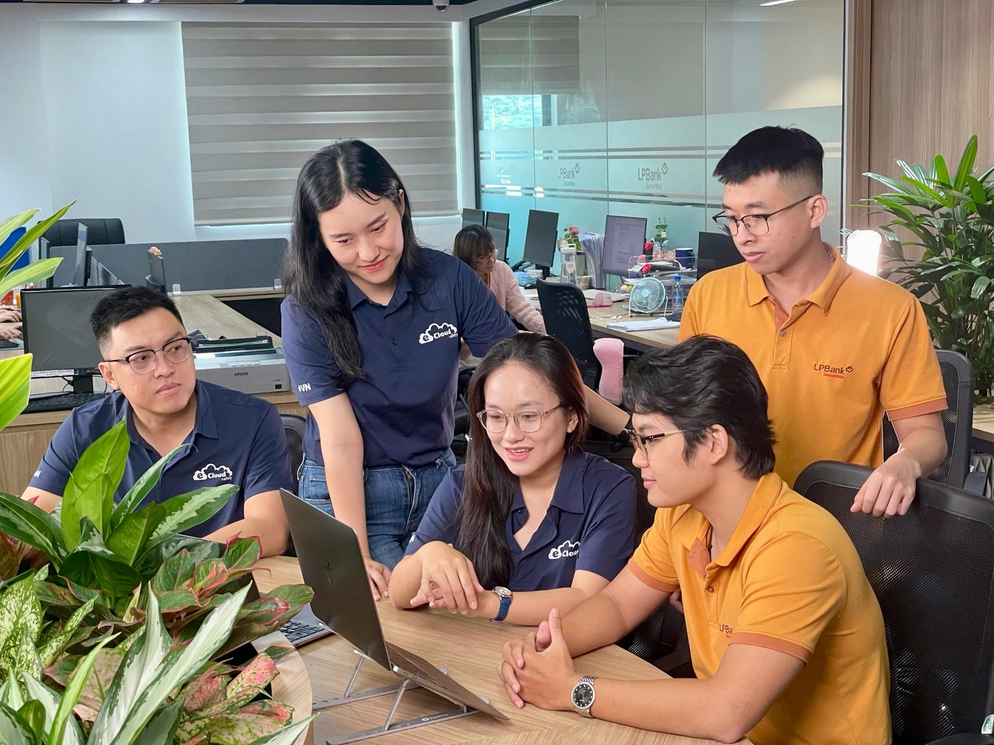 LPBS cùng eCloudvalley kiến tạo hệ sinh thái số hỗ trợ nhà đầu tư trên dịch vụ AWS- Ảnh 1. Đội ngũ Kỹ thuật eCloudvalley và LPBS đang cùng thảo luận cho dự án chuyển đổi số