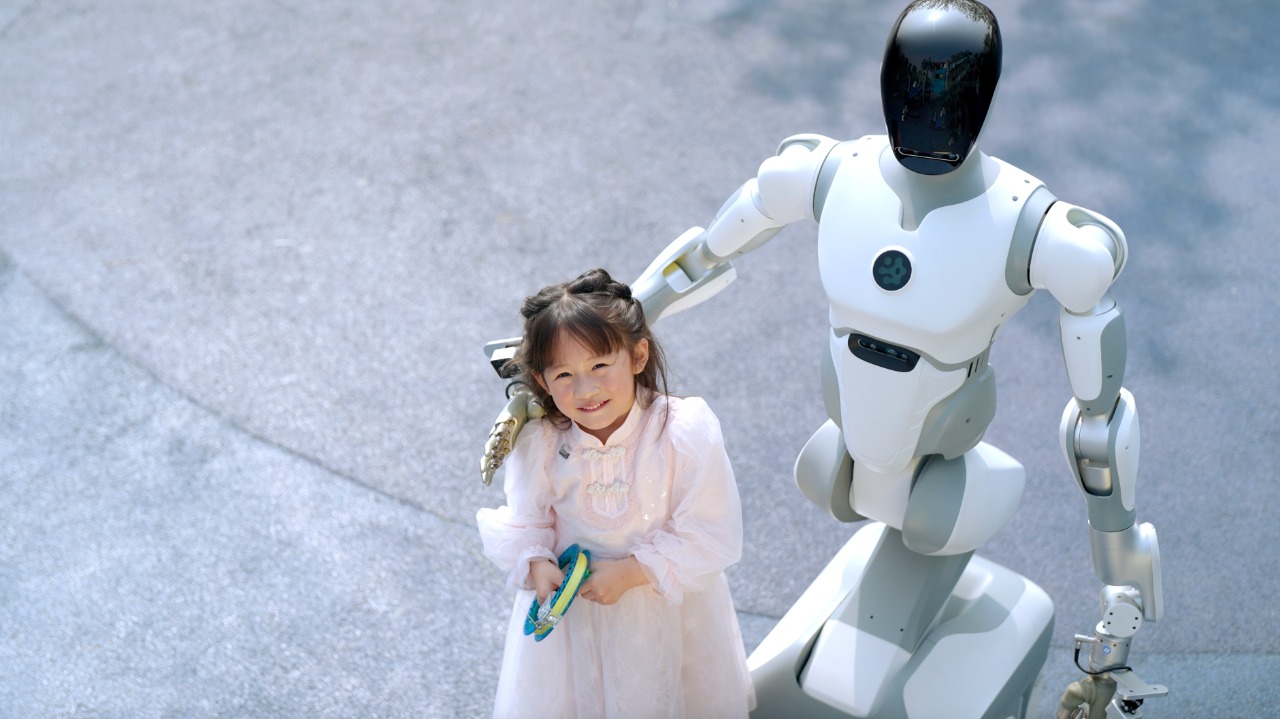 Robot đồng hành AiMe Robot đồng hành với mắt to biết chớp