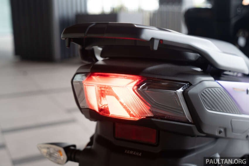 Trọng lượng nhẹ nhàng Người lái dễ dàng điều khiển xe